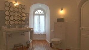 Suite (Des Remparts) | Bad | Dusj, toalettartikler (inkludert), hårføner og badekåper