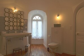 Suite (Des Remparts) | Salle de bain | Douche, articles de toilette gratuits, sèche-cheveux, peignoirs