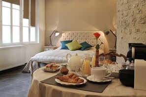 Chambre Double, terrasse (De la Tourelle) | Restauration dans la chambre