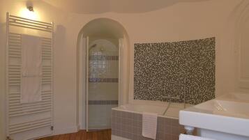 Suite (Des Remparts) | Bathroom | Shower, free toiletries, hair dryer, bathrobes