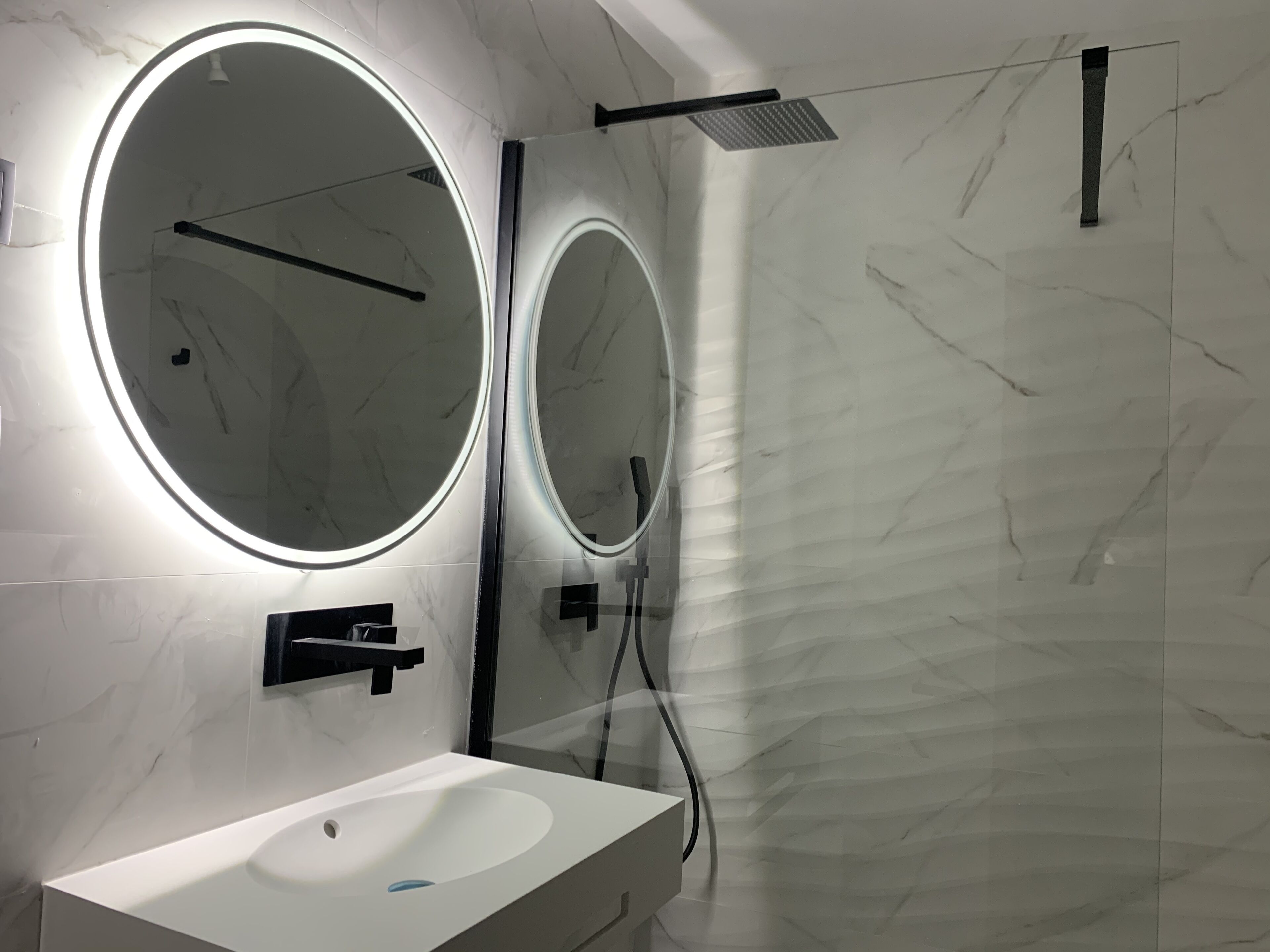 Shower, rainfall showerhead, free toiletries, hair dryer