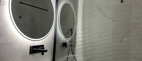 Shower, rainfall showerhead, free toiletries, hair dryer