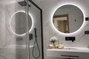 Family Triple Room | Bathroom | Shower, rainfall showerhead, free toiletries, hair dryer - NerjaRooms (Nerja)