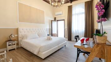 Habitación doble | Minibar, caja de seguridad en la habitación y escritorio