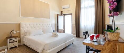 Double Room | 1 bedroom, minibar, in-room safe, desk