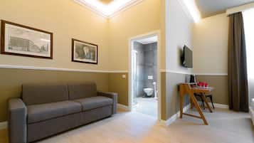 Vierpersoonskamer | Een minibar, een kluis op de kamer, een bureau