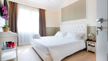 Habitación triple | Minibar, caja de seguridad en la habitación y escritorio