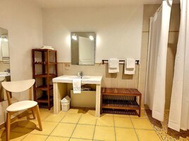 Standard Triple Room | Bathroom | Shower, free toiletries, towels