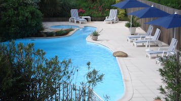 Alberca al aire libre, acceso de 09:00 a 19:00, y camastros