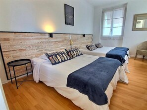 Firemannsrom – standard | Safe på rommet, skrivebord, blendingsgardiner og strykejern/-brett