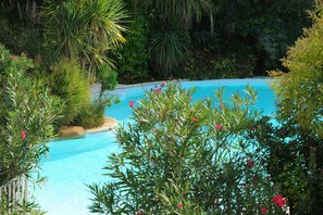 Piscina a l'aire lliure (horari: 09:00-19:00) i gandules 