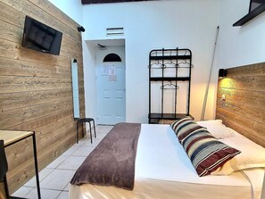 Chambre Standard double | Coffre-fort, bureau, rideaux d’obscurcissement