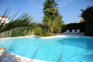 Piscine extérieure, accès possible de 9 h à 19 h, chaises longues