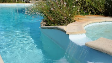 Piscina externa, funciona das 9h às 19h, espreguiçadeiras