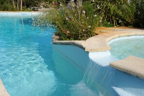 Piscina a l'aire lliure (horari: 09:00-19:00) i gandules 