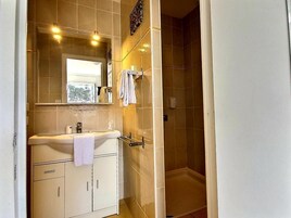 Ducha, artículos de higiene personal gratuitos y toallas