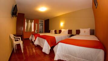 Quarto triplo standard | Roupas de cama premium, cofres nos quartos, escrivaninha