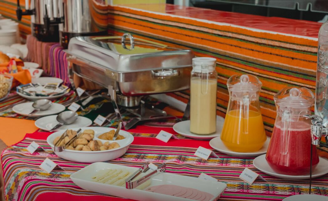 Una mesa de buffet con diferentes alimentos y bebidas.