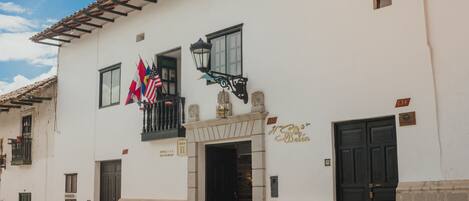 Vista frontal de la propiedad