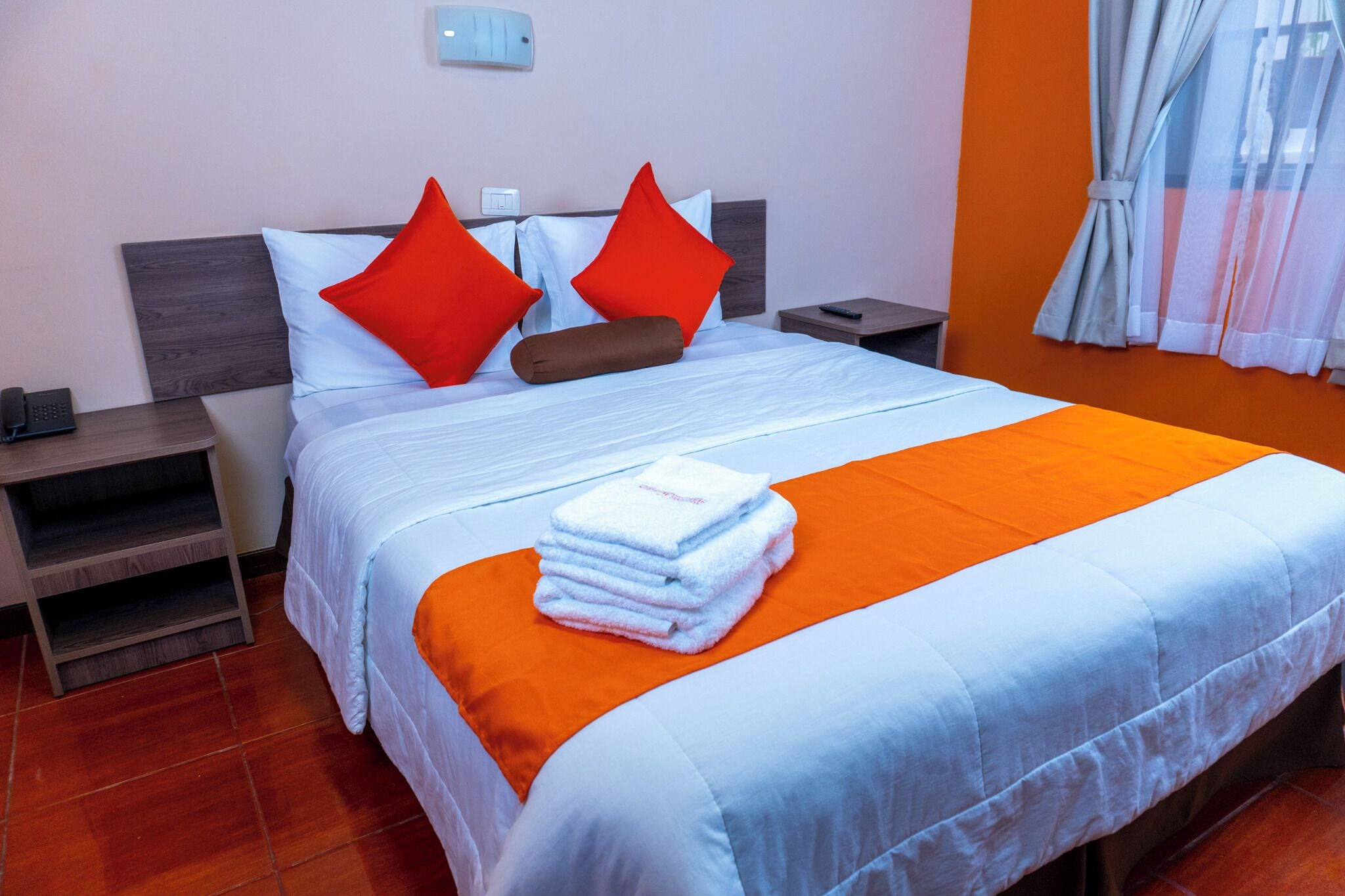 Habitación doble estándar | Ropa de cama de alta calidad y caja de seguridad en la habitación 