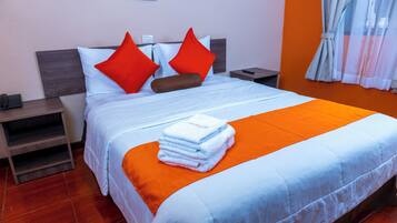 Habitación doble estándar | Ropa de cama de alta calidad y caja de seguridad en la habitación