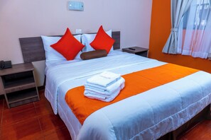 Ropa de cama de alta calidad y caja de seguridad en la habitación 