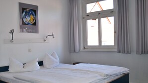 In-room safe, desk, cribs (surcharge), rollaway beds (surcharge) - Hotel Stars Inn (Tangermünde)