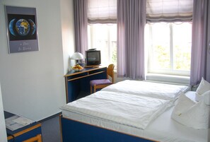 ตู้นิรภัยในห้องพัก, โต๊ะทำงาน, เปล/เตียงเด็กอ่อน, เตียงเสริม/เปล