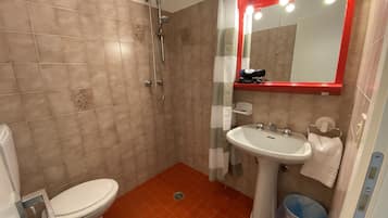 Kamar Single Ekonomi | Kamar mandi | Shower, pengering rambut, kloset, dan handuk