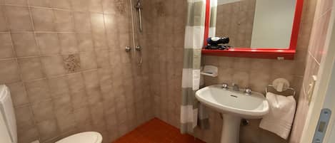 Chambre simple économique | Salle de bain | Douche, séchoir à cheveux, bidet, serviettes fournies