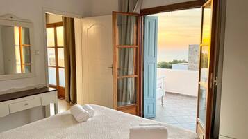 Family Suite | Egyptian cotton sheets, premium bedding, in-room safe