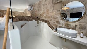 Executive Suite | Bathroom | Hair dryer, towels, soap, shampoo