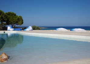 Piscine extérieure, chaises longues