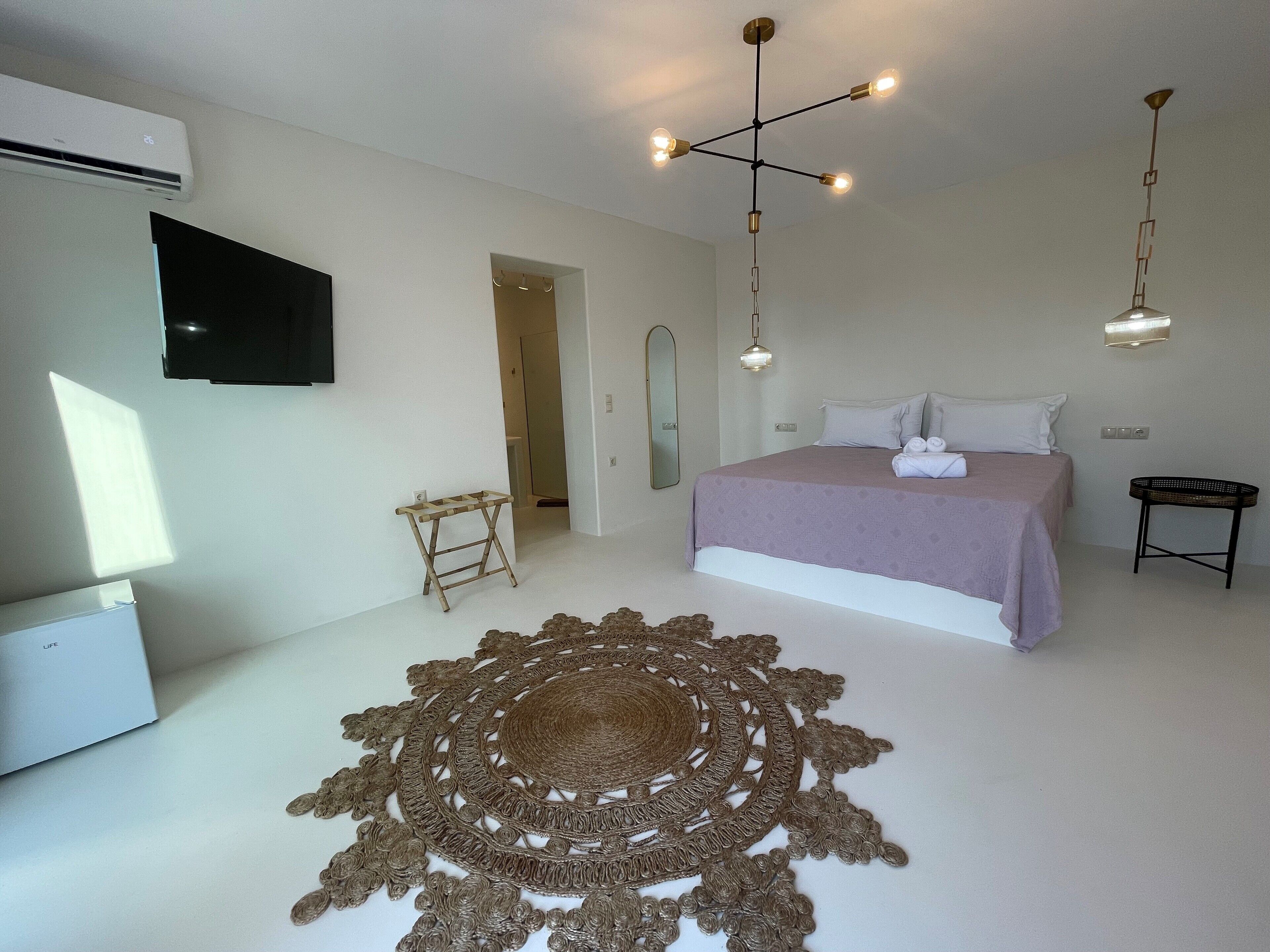 Suite, Private Pool | Egyptian cotton sheets, premium bedding, in-room safe