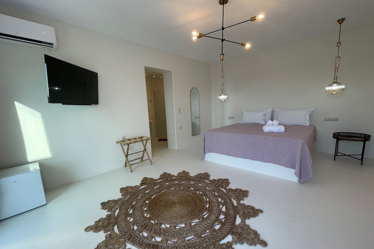 Suite, Private Pool | Egyptian cotton sheets, premium bedding, in-room safe