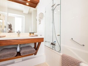 Dusche, kostenlose Toilettenartikel, Haartrockner, Handtücher