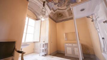 Suite Junior | Bagno | Doccia, soffione a pioggia, set di cortesia gratuito, asciugacapelli