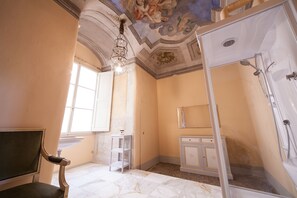 Junior suite | Badkamer | Een douche, een regendouche, gratis toiletartikelen, een haardroger