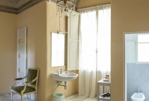 ฝักบัว, เรนชาวเวอร์, ของใช้ในห้องน้ำฟรี, ไดร์เป่าผม