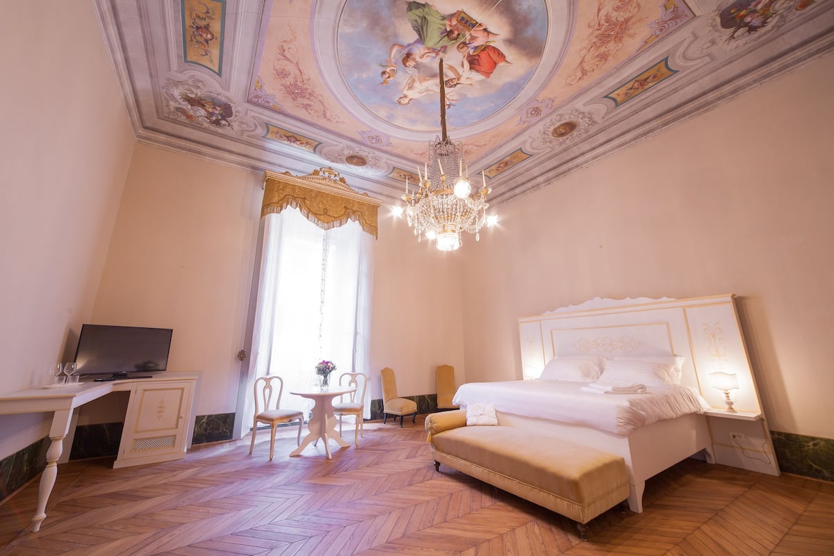 Egyptian cotton sheets, premium bedding, memory-foam beds, minibar