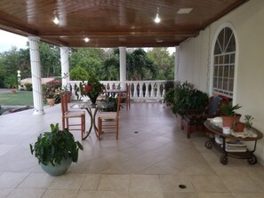 Se sirven desayunos, almuerzos y cenas; cocina internacional