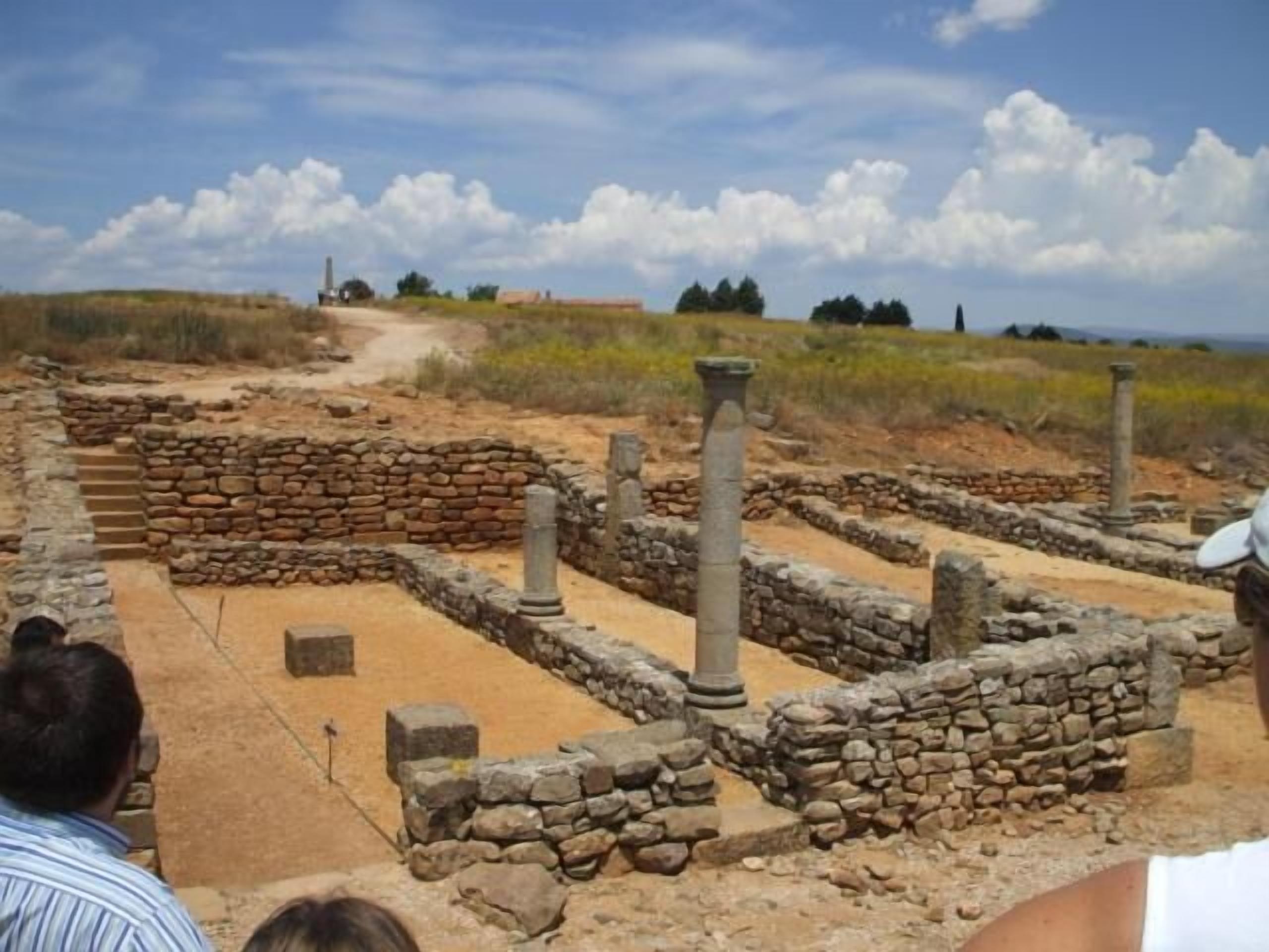 Un sitio arqueológico con ruinas de piedra y columnas.