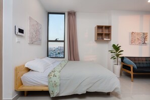 Studio | Desk, iron/ironing board, free WiFi