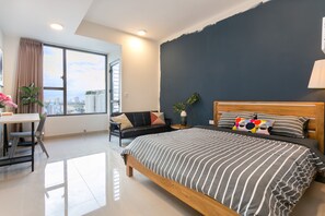 Studio | Desk, iron/ironing board, free WiFi - Minimalist Apartment Rivergate (Ho Chi Minh City)