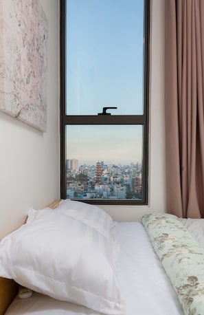 Studio | Desk, iron/ironing board, free WiFi - Minimalist Apartment Rivergate (Ho Chi Minh City)