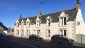 A row of traditional buildings with a sign for 'Royal Oak' on the right. - The Royal Oak Hotel (Buckie)