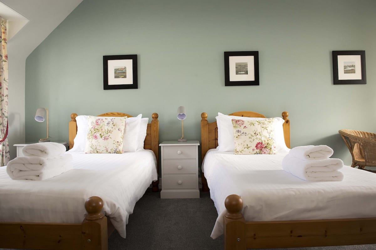Twin kamer | Een bureau, gratis wifi, beddengoed