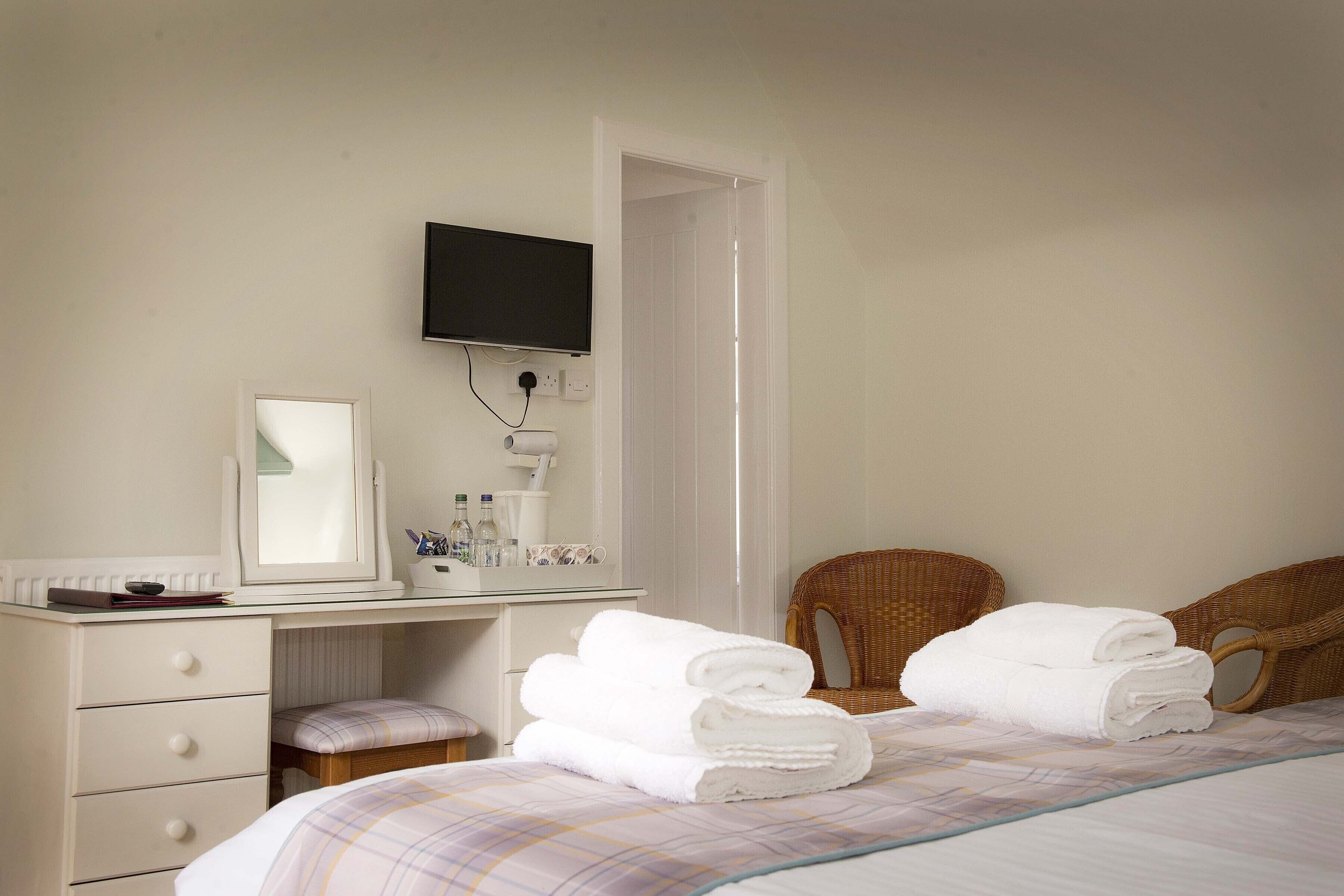 triple room | 1 bedroom, desk, free wifi, bed sheets