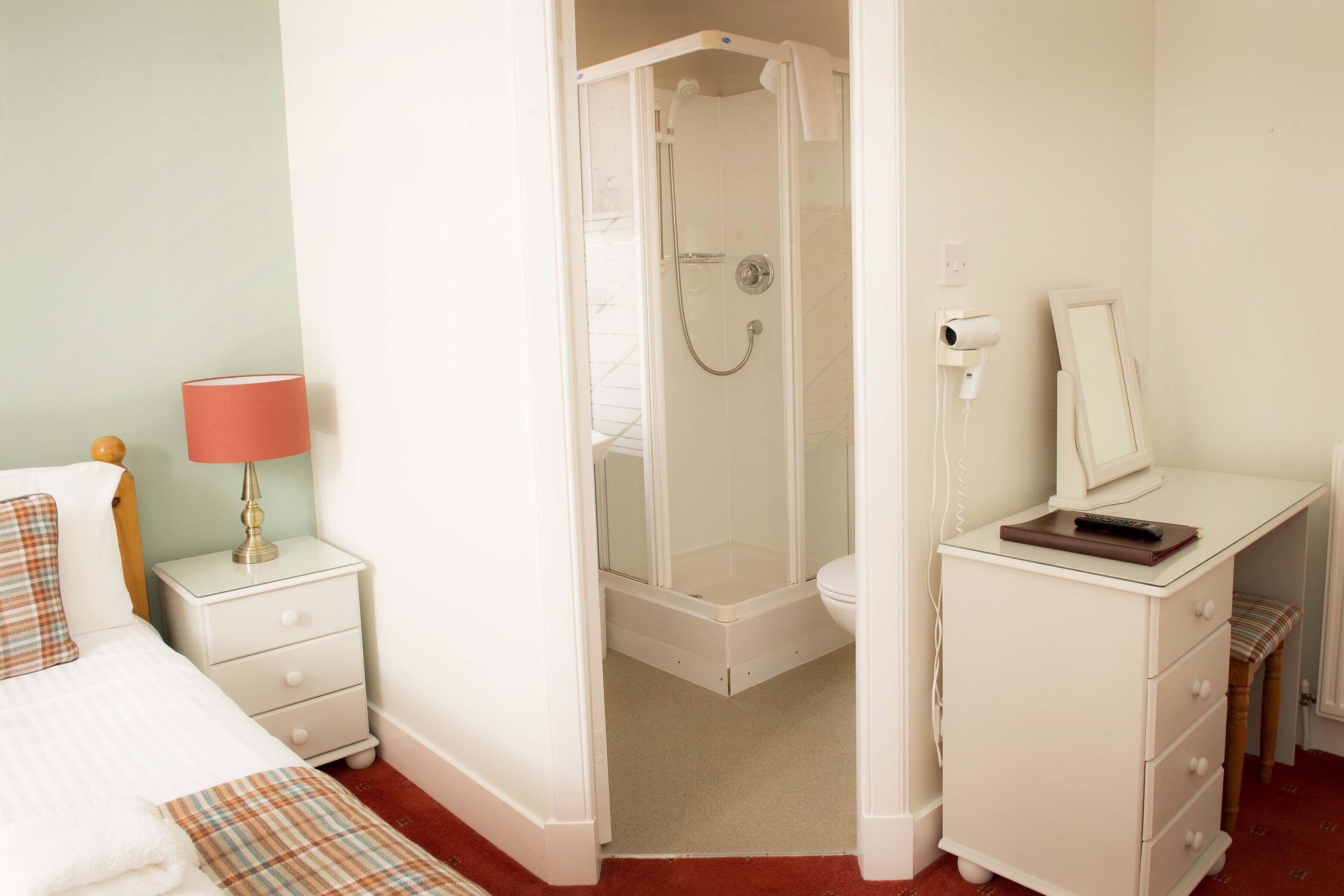 Kamar Double | Kamar mandi | Shower, perlengkapan mandi gratis, pengering rambut, dan handuk