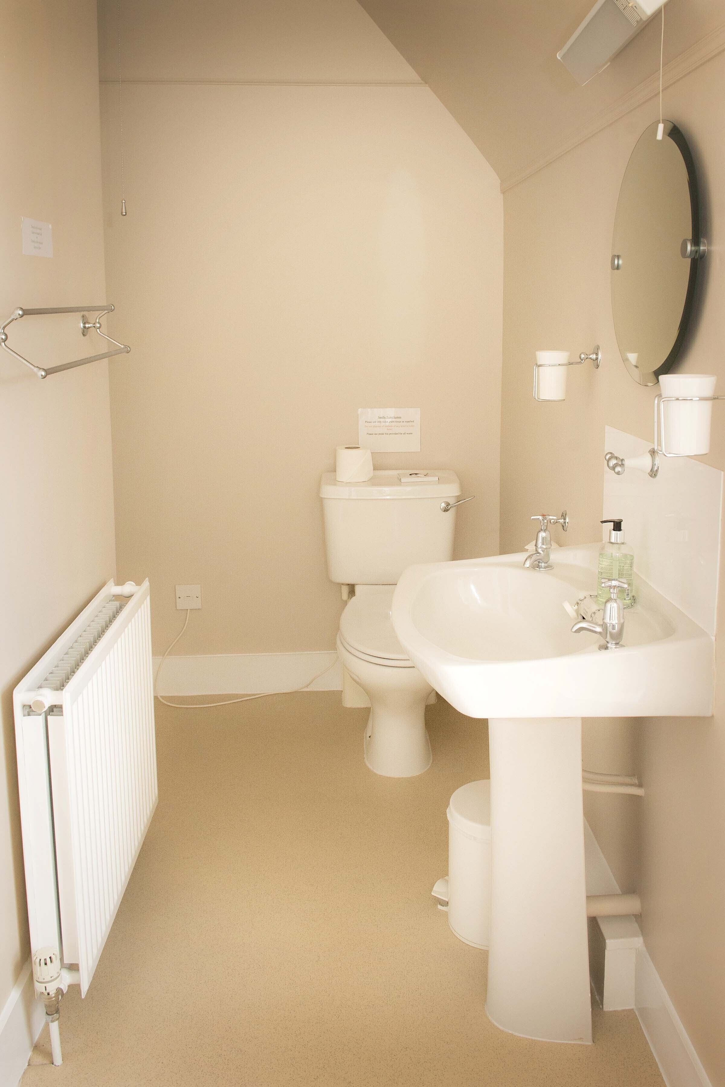 triple room | bathroom | shower, free toiletries, hair dryer, towels